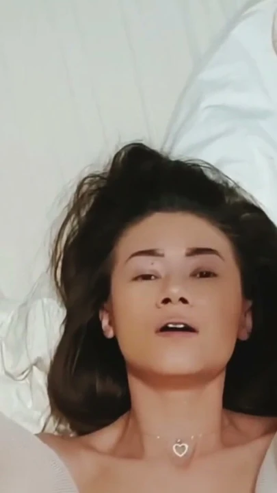 Asyalı üvey anne stresi azaltır ve rahatlamana yardımcı olur. Yarağı göstermesini ve içine boşalarak götten sikmesini istiyor | Klip 2