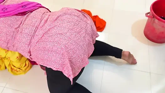 Büyük amcıklı iri güzel kadın büyük göt ve büyük memeli ateşli Mısırlı üvey anne elbise yıkıyor ve azıyor!