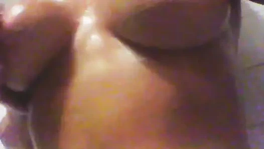 Ivy duşta o büyük tüysüz ve seçki köpürtüyor...