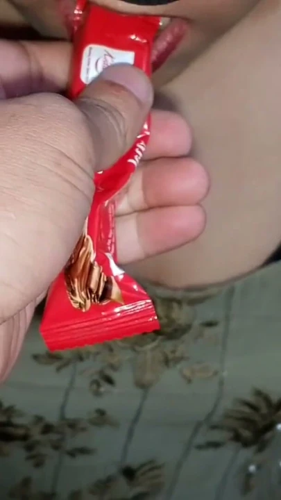 Muhteşem Hintli kız kardeşle çikolata tadı oyunu meydan okuması | Klip 1