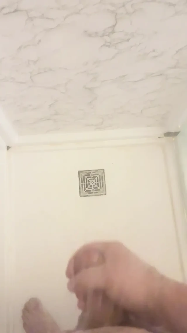 Emekli asker asker duşta yarağıyla oynuyor