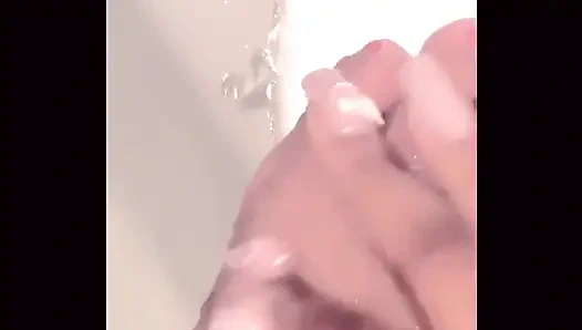 Duşta ve yatakta parmaklar