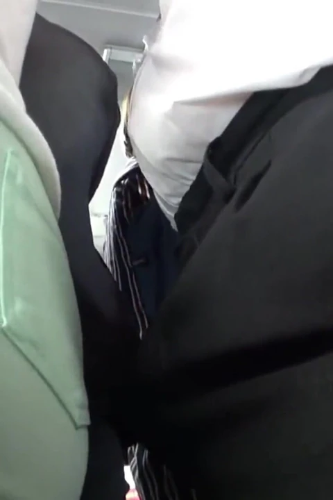 Kalabalık otobüs acelesi. Dar pantolonlu evli kadın sıkı baskıyı hissediyor, külot çizgisini o anın içine alırken gösteriyor - bölüm2