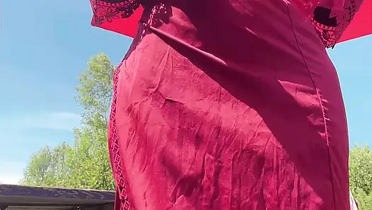 Melek seksi nake dışarıda sandalyede