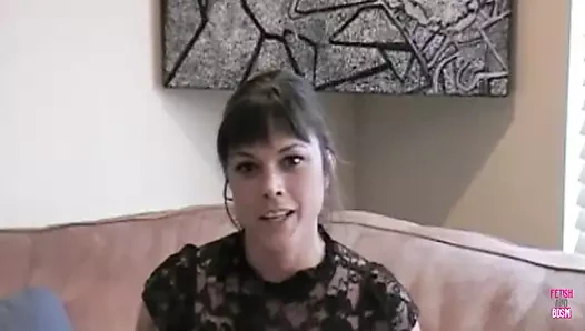 Esmer angela ilk kez bir kız ve takma yarakla sikiliyor