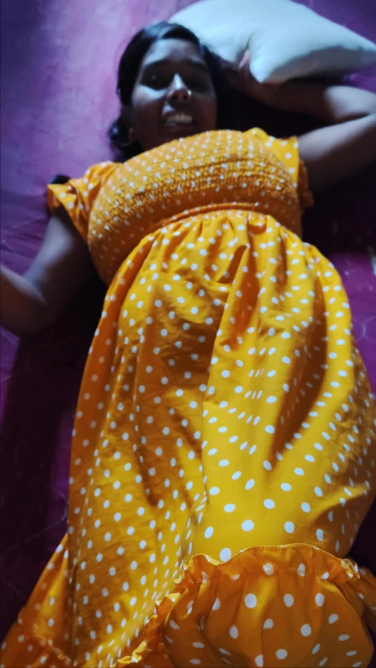 Bahan aapne bhai ka land hilai aaur aapne chut me pahli bar bhai ka land dal di - erkek ve üvey kız kardeş seks.