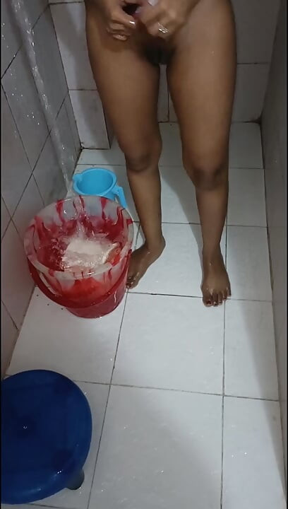 Rani önümde çırılçıplak banyo yapmaya başladı. 😯