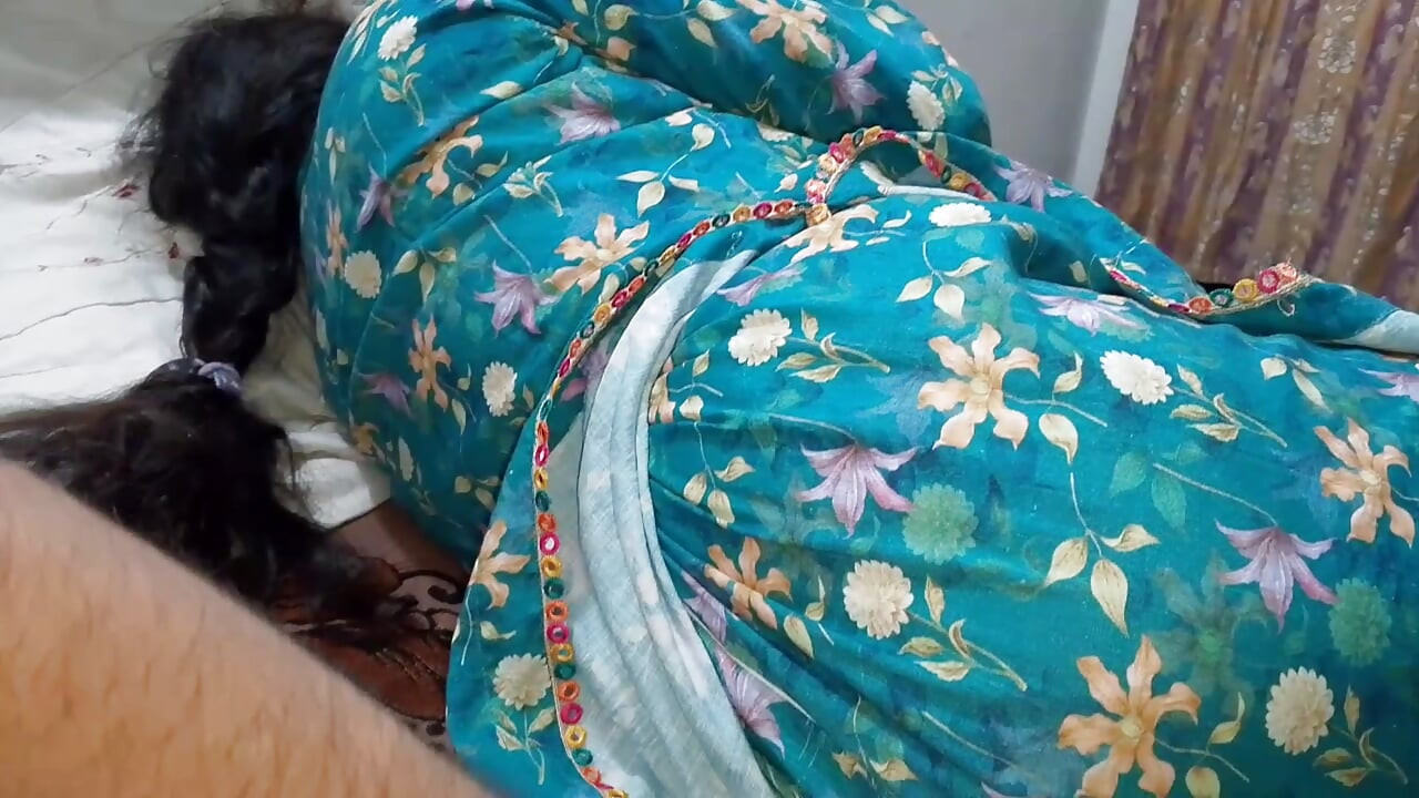 Hintli üvey anne ile yatakta seks paylaşıyorum