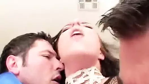 siyah iç çamaşırı esmer her iki delikte delinmiş ve hunk içinde 3some