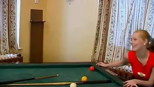Lezbiyen gençler bilardo masasında