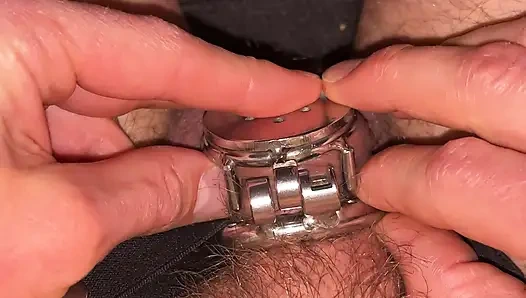 Küçük bekaret kafesini penis tıkacıyla mikro düz bekaret kafesine değiştiriyor