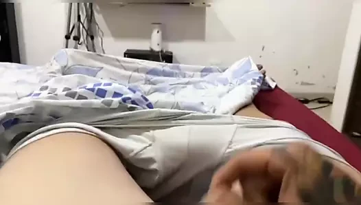 Üvey oğlunu mastürbasyon yaparken buluyor, azıyor ve onu sikiyor _my üvey annem beni oturma odasında sikiyor (a(720p)