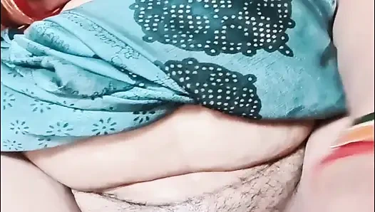 Hintli ev hanımı birden fazla orgasam ile mastürbasyon yapıyor ateşli amcığının suyunu çıkarıyor ve Hintçe ile edepsizce konuşuyor