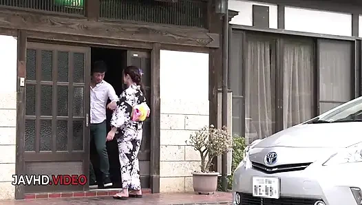 Kimono hatun sert sikiliyor ve büyük süre yutuyor