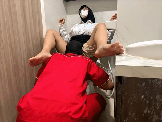 Cewek Magang Dipake Sama Patronu Dikamar Mandi Umum