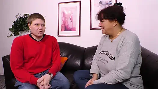 Kızıl saçlı orta yaşlı seksi kadın yarak emiyor ve sikişiyor