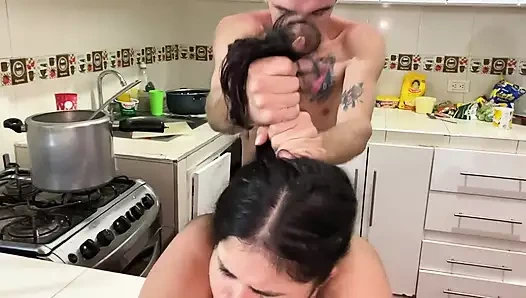 Üvey kız kardeşimi boşalana kadar mutfakta sikiyorum