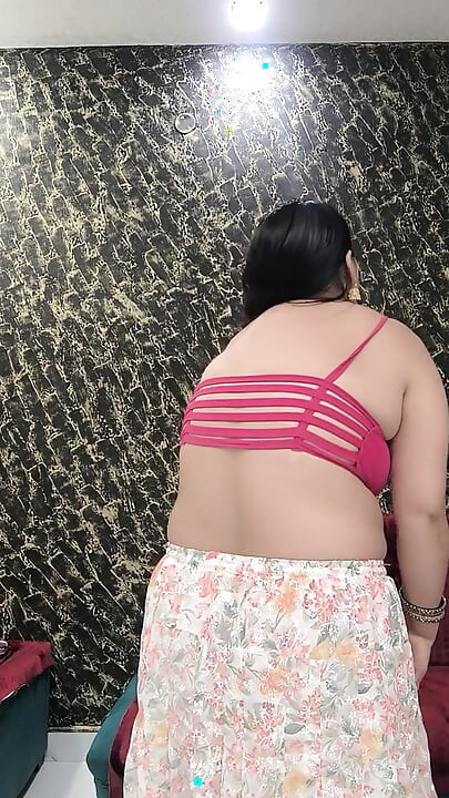 Hintli kız puja yenge pembe amcığını parmaklıyor