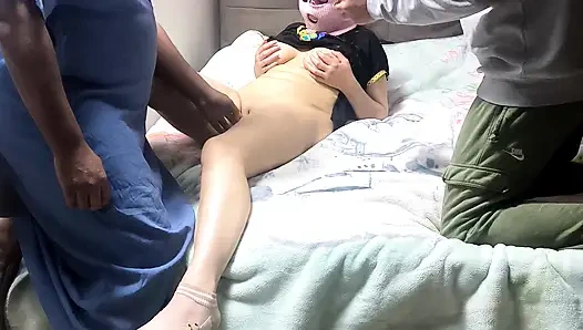 Arap Mısırlı yaramaz karısını gavatın önünde sikiyor