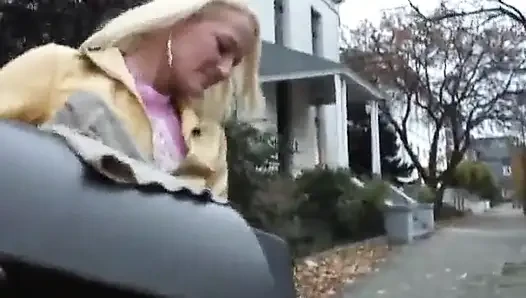 İki harika sarışın hatun seks oyuncaklarıyla eğleniyor
