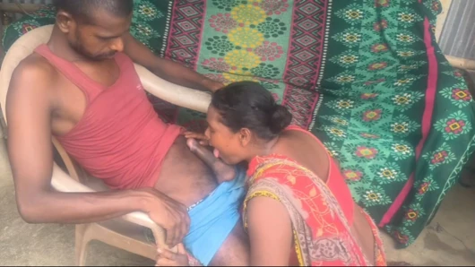 Hot housewife ko chairper baitha kar chudai ki