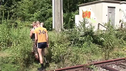 Açık havada sikişte çıplak üçlü