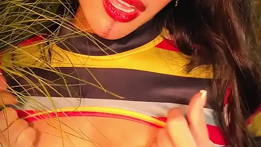 Latina, Cadılar Bayramı'nda Zengin Bir Squirt Yapıyor