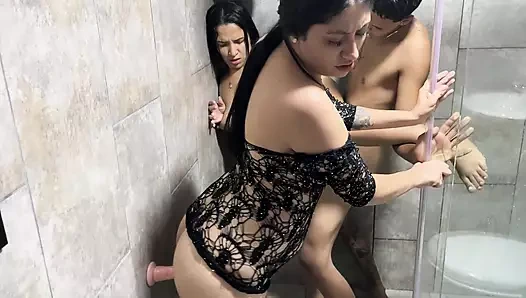 Üvey kız kardeşim banyo yaparken duşta seks yapıyorum
