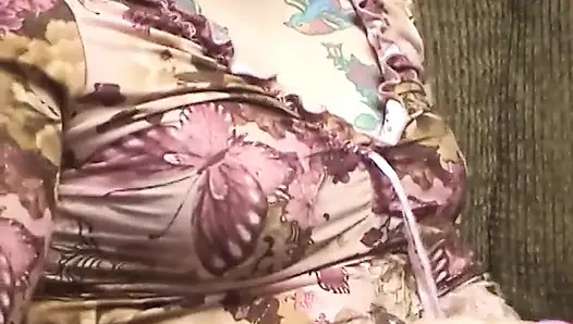 Şişman piliç amına sokmadan önce cam dildo emiyor