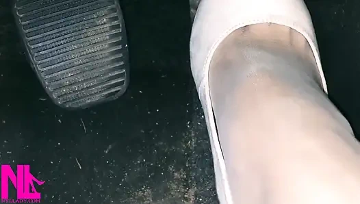 Beyaz çoraplı ve beyaz yüksek dikizlenmiş topuklu sandaletlerle devirme ve çılgın pedal pompalama