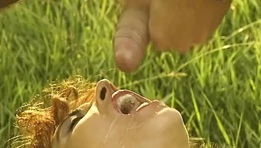 Çekici Alman sürtükler ateşli dörtlü sekste sikiliyor