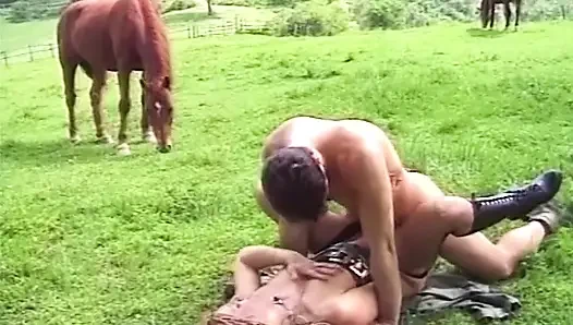 Olgun sarışın orta yaşlı seksi kadın açık havada sert sikişte genişliyor