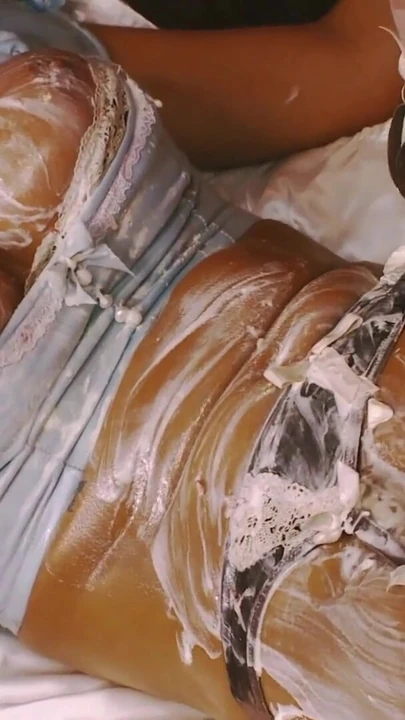 Волнующий момент из "Поедание клубники, а затем сосание вишневого пирога в этой грязной и сливочной лесбо-сцене"