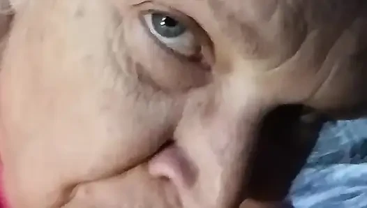 Bu olgun iri güzel kadının arkadaşına sakso çekmesini izle!