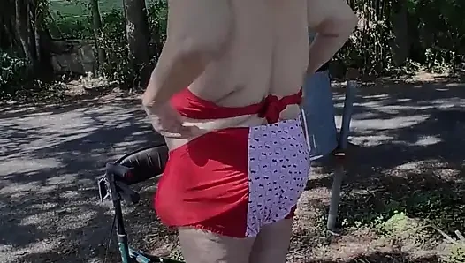 İri güzel hemşire Vicki bikinili takım elbisesiyle hello kitty ile yürüyüşe çıkıyor! Başka ne yapıyor!