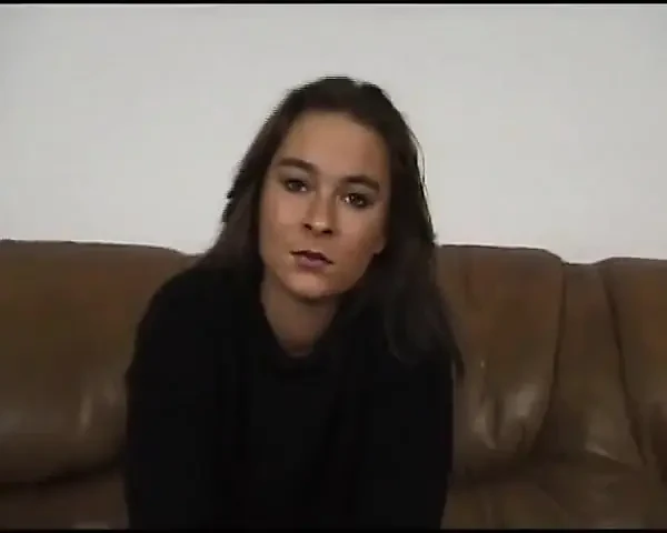 Almanya'dan mükemmel genç kız oyuncu seçmelerinde sutyenini gösteriyor