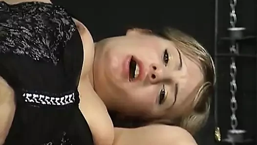 Almanya'dan iki sarışın fahişeler yüklü bir penis paylaşımı