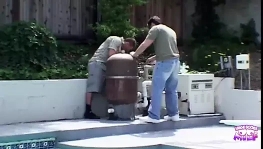 Bir esmer güneşlenirken izledikten sonra iki sert yarakla sikiliyor