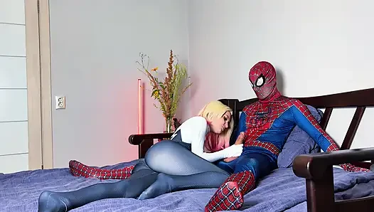 Gwen Stacy örümcek adamın yarağına biniyor