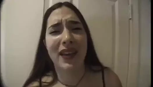 İri göğüslü şişman kızın yüzüne boşalan azgın bir adam