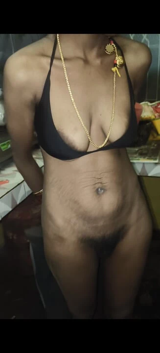 Bikinili Hintli kadın