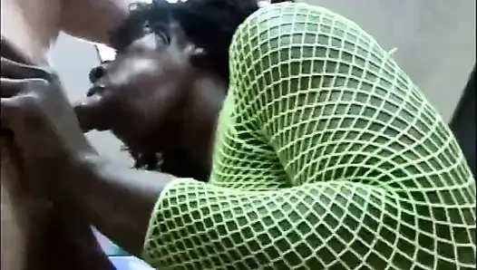 Büyük memeli zenci orta yaşlı seksi kadın amında büyük yarağı seviyor... Siyah ve beyaz