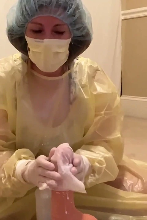 Besleyici doktor Asyalı penisi sert sağıyor