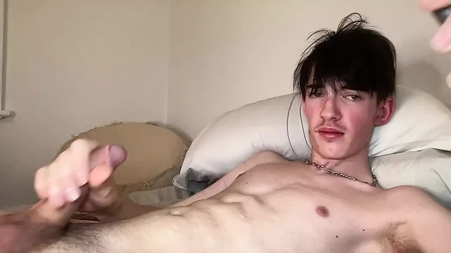 Genç twink daha sert olmadan kendi üzerine boşalıyor