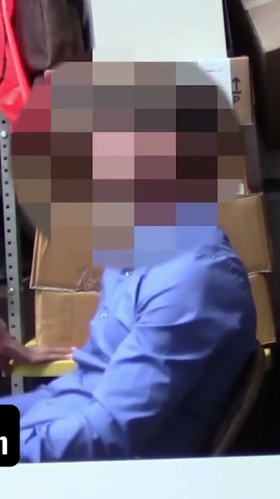 Shoplyfter - sıcak abanoz cadı kat arina kanunla sorun yaşamamak için memurun aletine gaggs | Klip 3