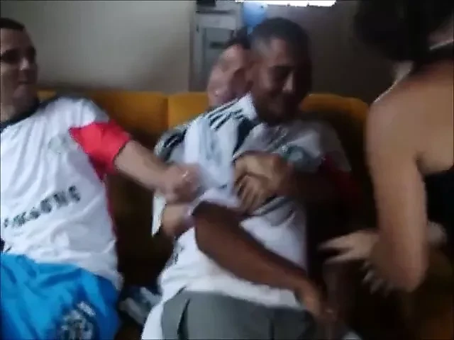 Palmeirenses heteros bebados se pegando e beijando