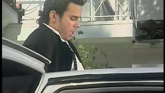 Güzel memeli seksi sürtük limuzinin arkasında sikiliyor