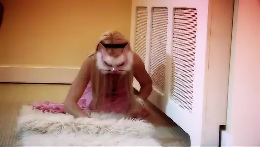 Sapık adam itaatkar sarışın kedi yavrusuyla sikişmeyi seviyor