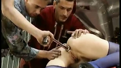 tamirci tarafından yumruklu &amp; assfucked