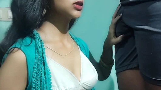 Electrition ile bir bağlantı kıvılcımı, kocasını aldatan mallu bir kızı sikiyor